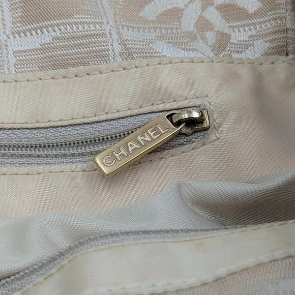 Authentic CHANEL Small Travel Ligne tote - Picture 12 of 12